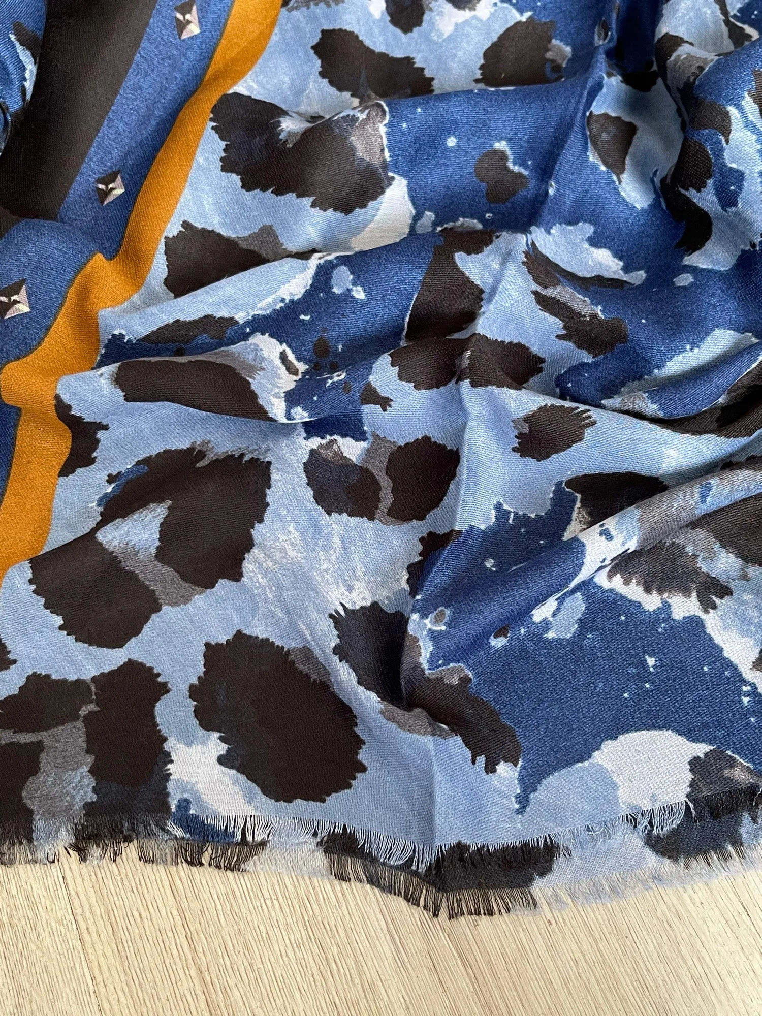 LARGE BLUE CAMEO LEOPARD PRINT SCARF